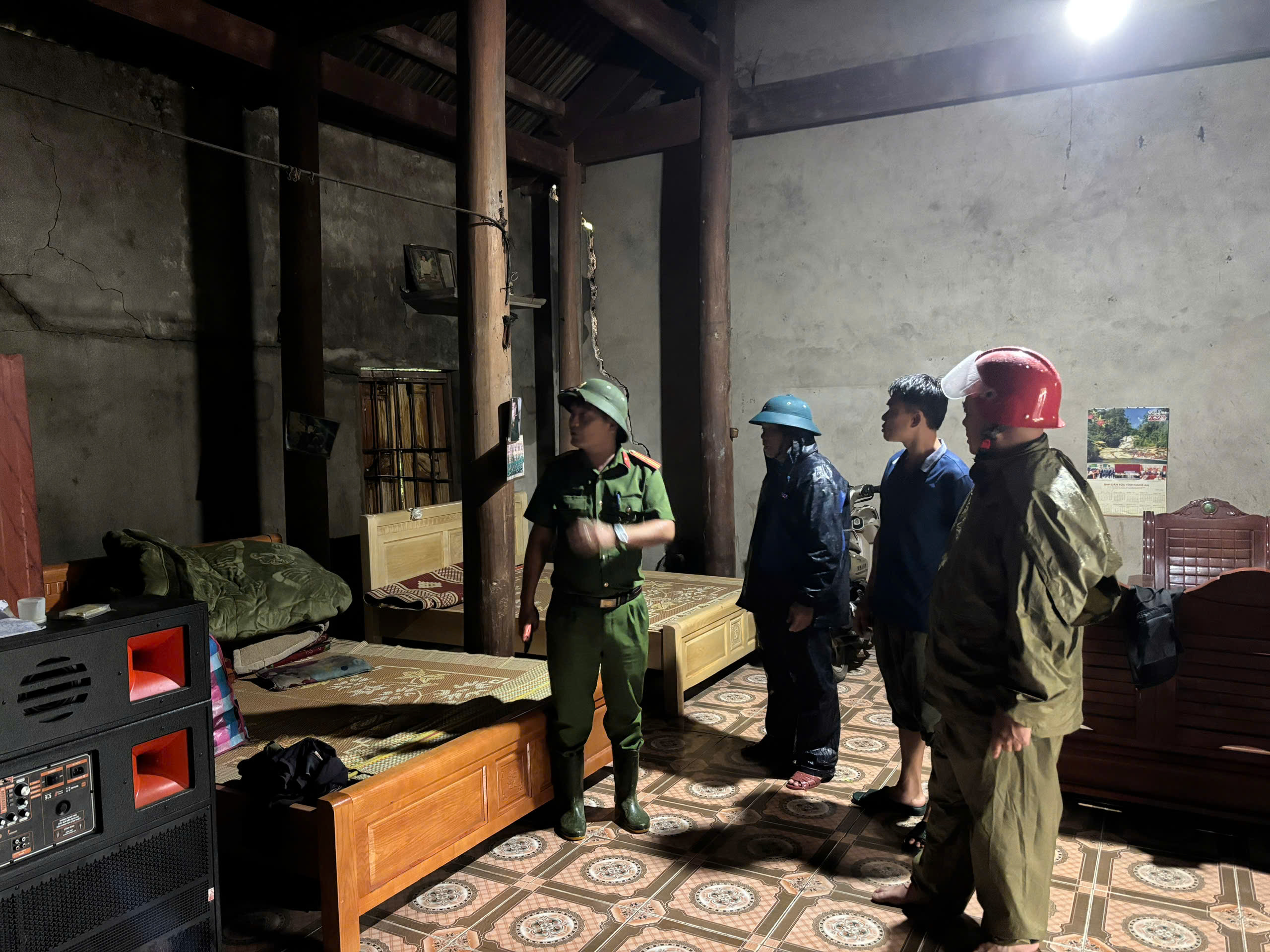 Nghệ An mưa lớn khiến hàng trăm hộ dân cô lập, hàng chục hộ di dời khẩn cấp - Ảnh 3.
