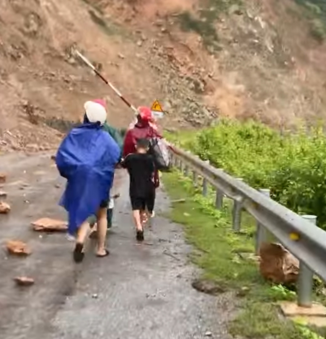 Nghệ An mưa lớn khiến hàng trăm hộ dân cô lập, hàng chục hộ di dời khẩn cấp - Ảnh 4.