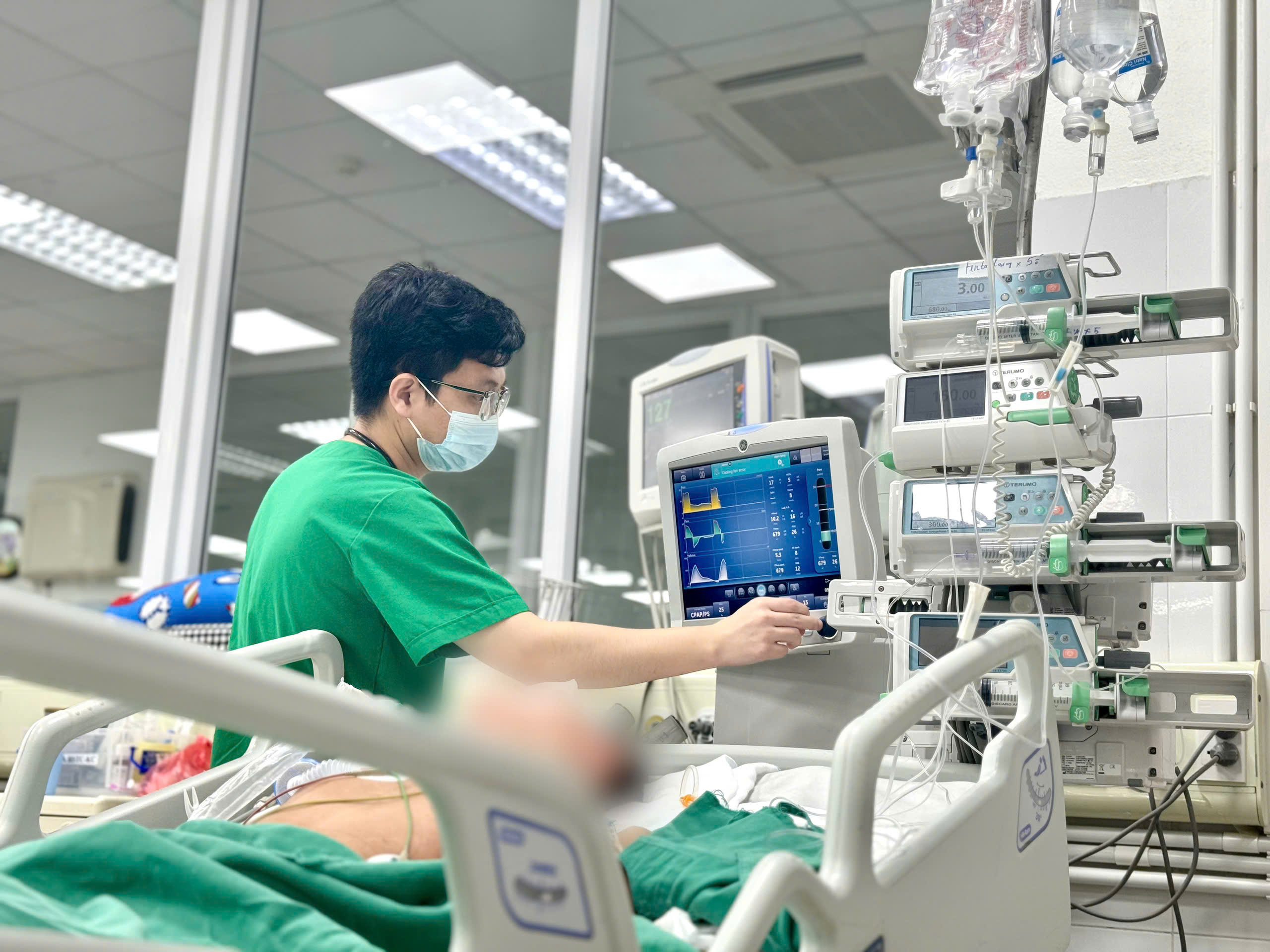 Nam sinh Hà Nội 17 tuổi bại liệt, sống thực vật sau cơn sốt cao - Ảnh 1.