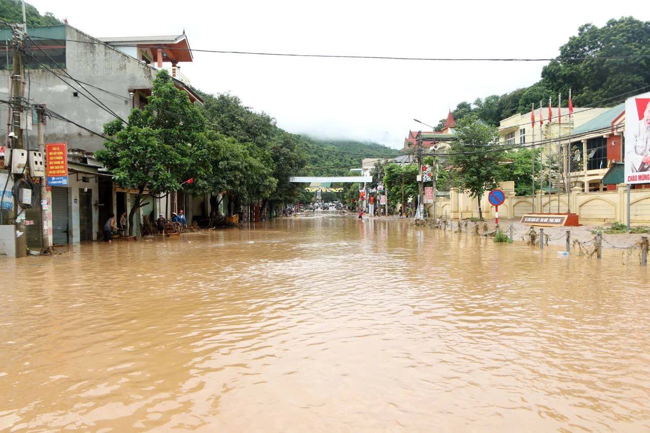 Mưa lũ lịch sử ở Nghệ An khiến 3 người chết, hơn 3.200 nhà bị ngập- Ảnh 2. Mưa lũ lịch sử ở Nghệ An khiến 3 người chết, hơn 3.200 nhà bị ngập- Ảnh 2.