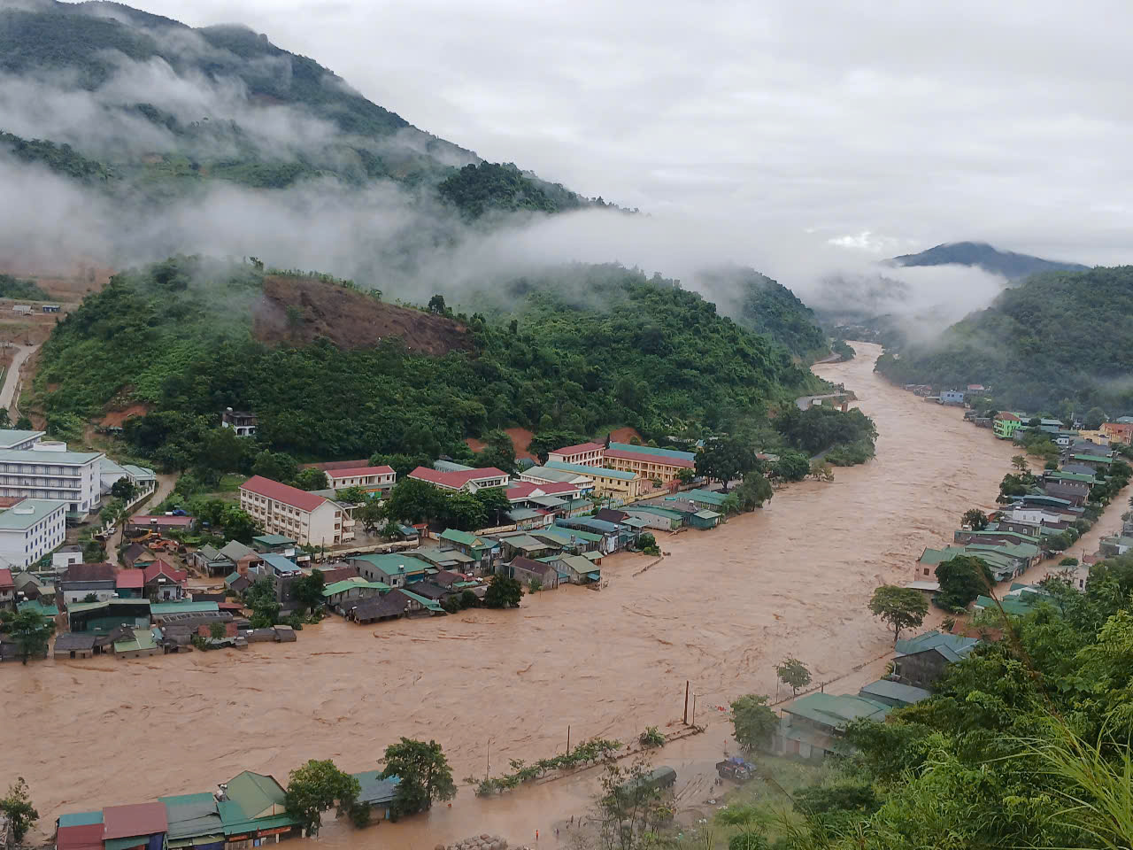 Nghệ An: Lũ về quá nhanh hàng nghìn ngôi nhà ngập sau trong biển nước - Ảnh 2.