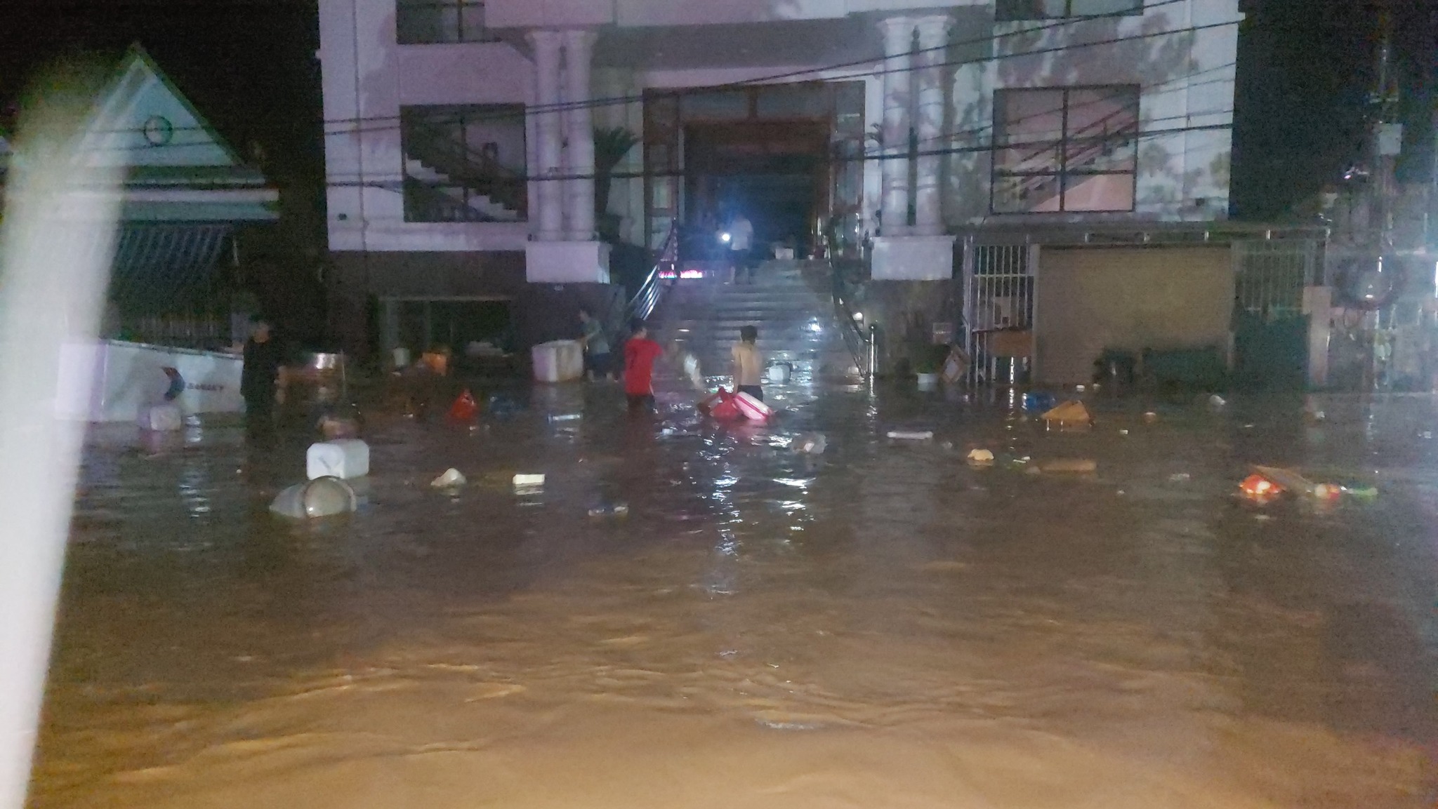 Lũ lên nhanh người dân miền núi Nghệ An thức trắng đêm chạy lũ, 1 người mất tích- Ảnh 2. Lũ lên nhanh người dân miền núi Nghệ An thức trắng đêm chạy lũ, 1 người mất tích- Ảnh 2.