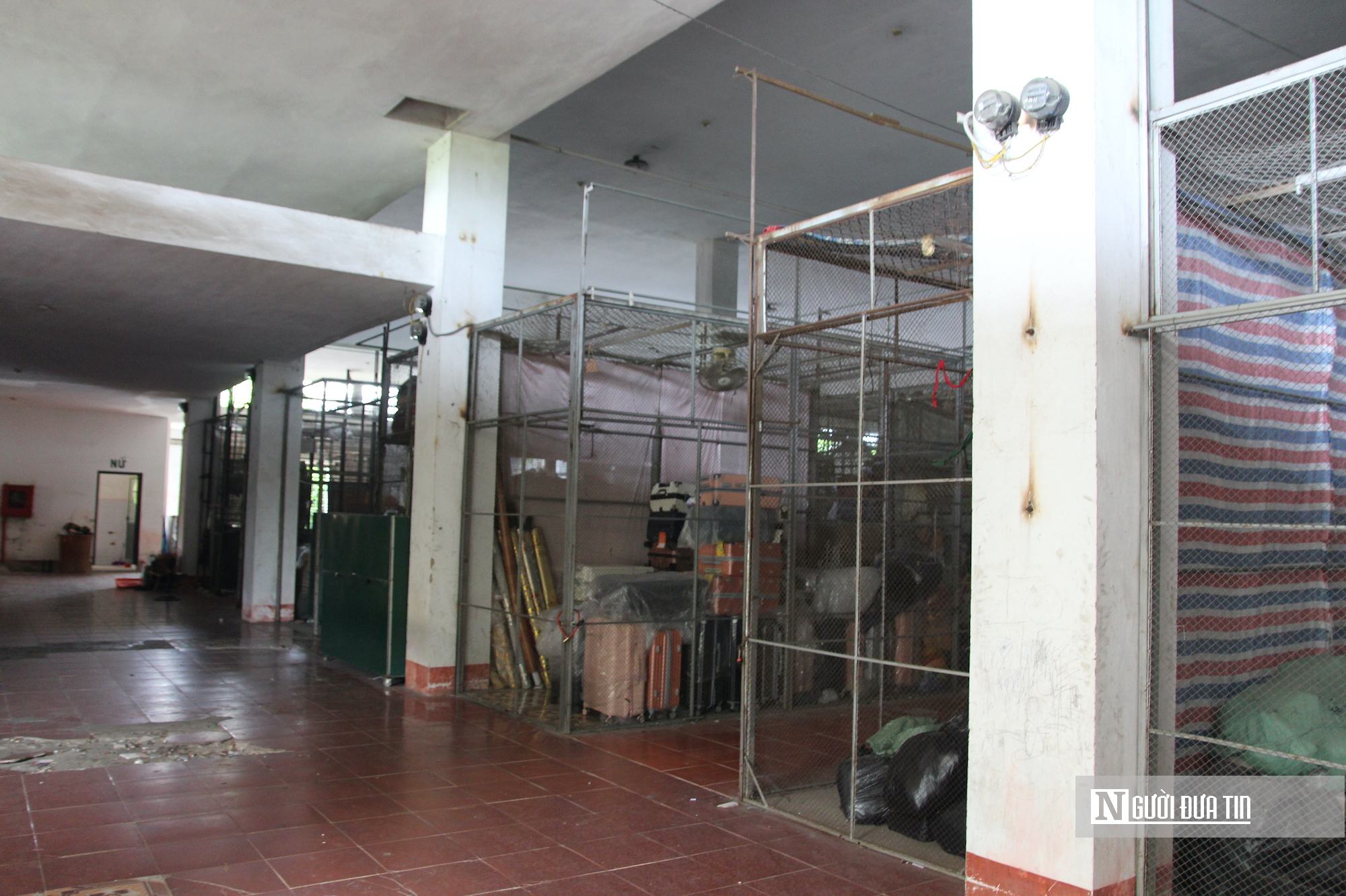 Kinh doanh gặp khó khăn, hàng chục ki-ốt tại chợ lớn nhất Hà Tĩnh bỏ trống - Ảnh 2.