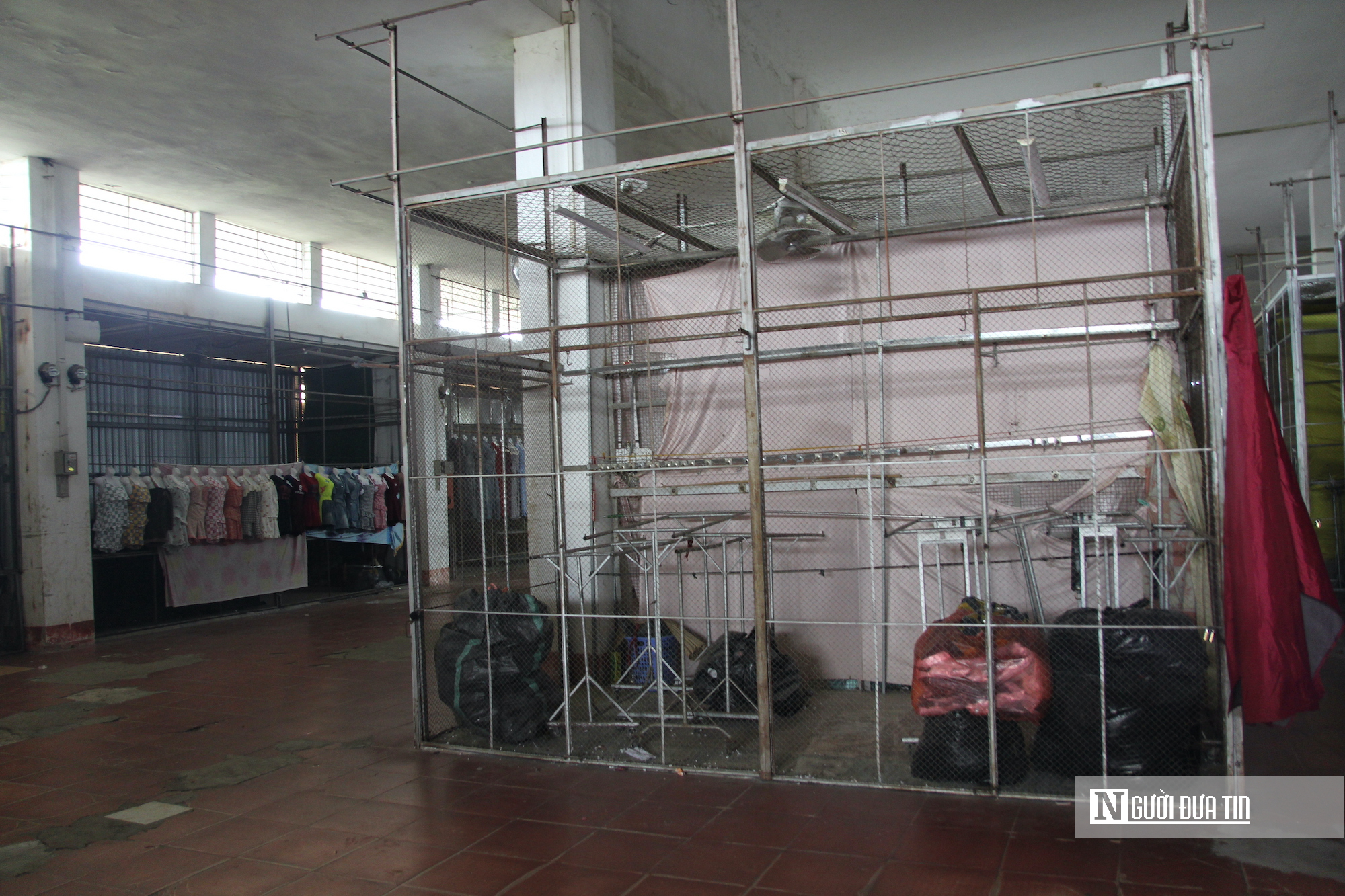 Kinh doanh gặp khó khăn, hàng chục ki-ốt tại chợ lớn nhất Hà Tĩnh bỏ trống - Ảnh 3.