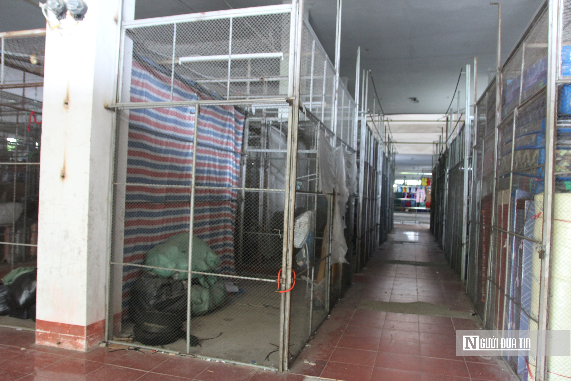 Kinh doanh gặp khó khăn, hàng chục ki-ốt tại chợ lớn nhất Hà Tĩnh bỏ trống - Ảnh 6.