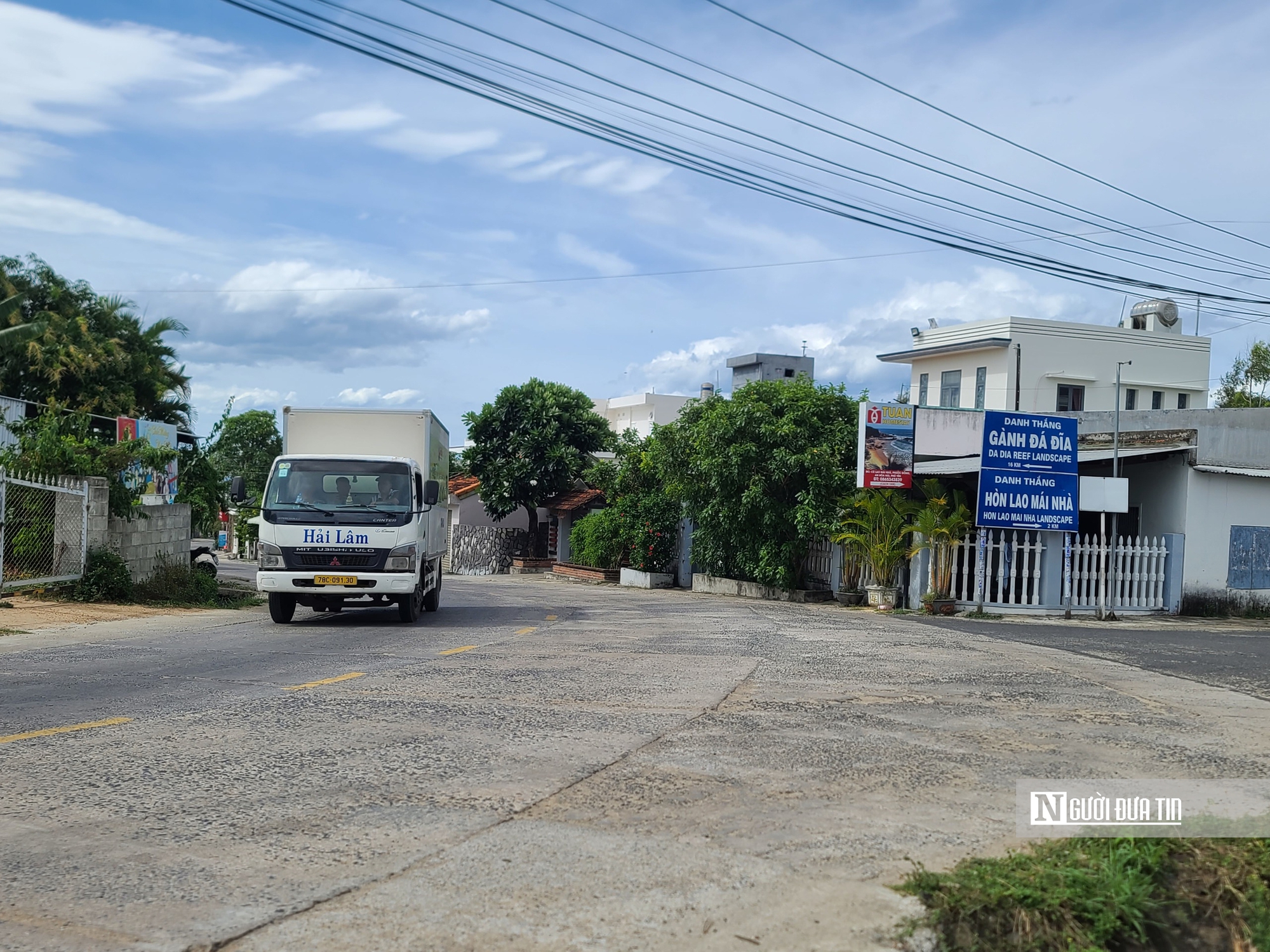 Du khách “méo mặt” vì đường vào Di tích Quốc gia đặc biệt Gành Đá Đĩa xuống cấp- Ảnh 1. Du khách “méo mặt” vì đường vào Di tích Quốc gia đặc biệt Gành Đá Đĩa xuống cấp- Ảnh 1.