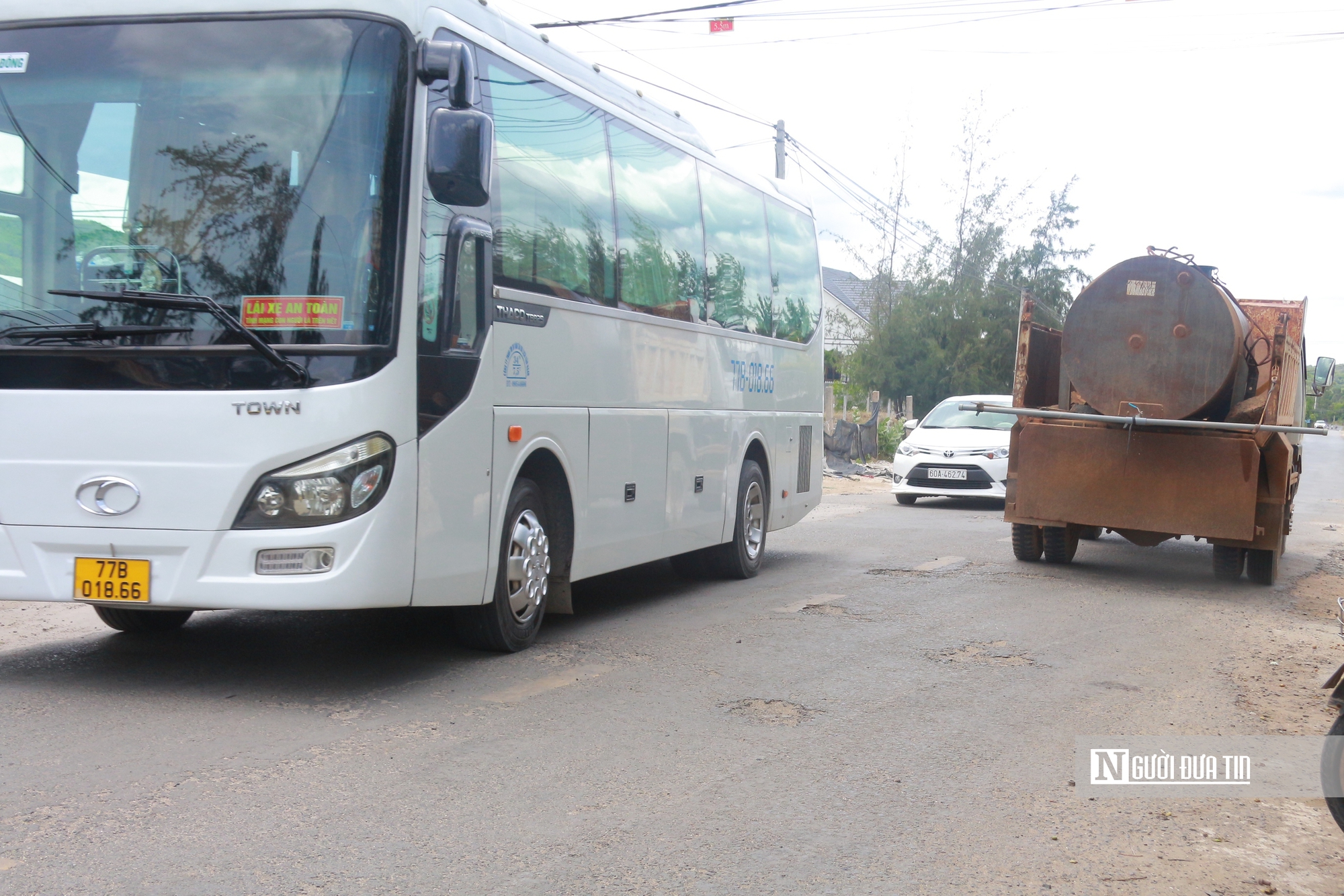 Du khách “méo mặt” vì đường vào Di tích Quốc gia đặc biệt Gành Đá Đĩa xuống cấp- Ảnh 2. Du khách “méo mặt” vì đường vào Di tích Quốc gia đặc biệt Gành Đá Đĩa xuống cấp- Ảnh 2.