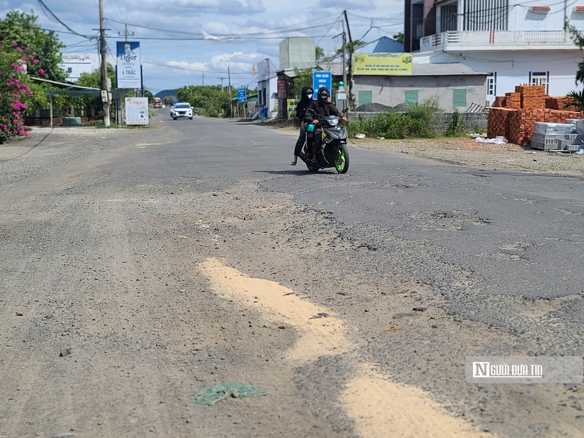 Du khách “méo mặt” vì đường vào Di tích Quốc gia đặc biệt Gành Đá Đĩa xuống cấp- Ảnh 8. Du khách “méo mặt” vì đường vào Di tích Quốc gia đặc biệt Gành Đá Đĩa xuống cấp- Ảnh 8.