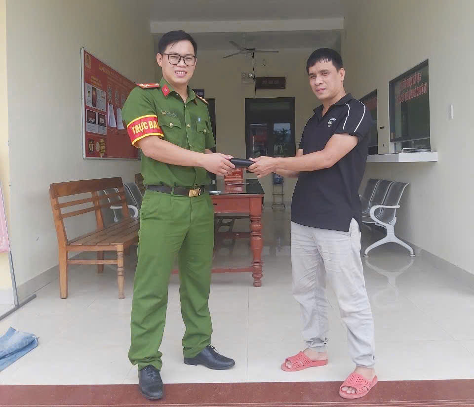 Quảng Ngãi: Đi đám cưới về nhặt được hơn 20 triệu tiền đánh rơi, anh nông dân nhờ công an tìm trả lại chủ nhân- Ảnh 1. Quảng Ngãi: Đi đám cưới về nhặt được hơn 20 triệu tiền đánh rơi, anh nông dân nhờ công an tìm trả lại chủ nhân- Ảnh 1.