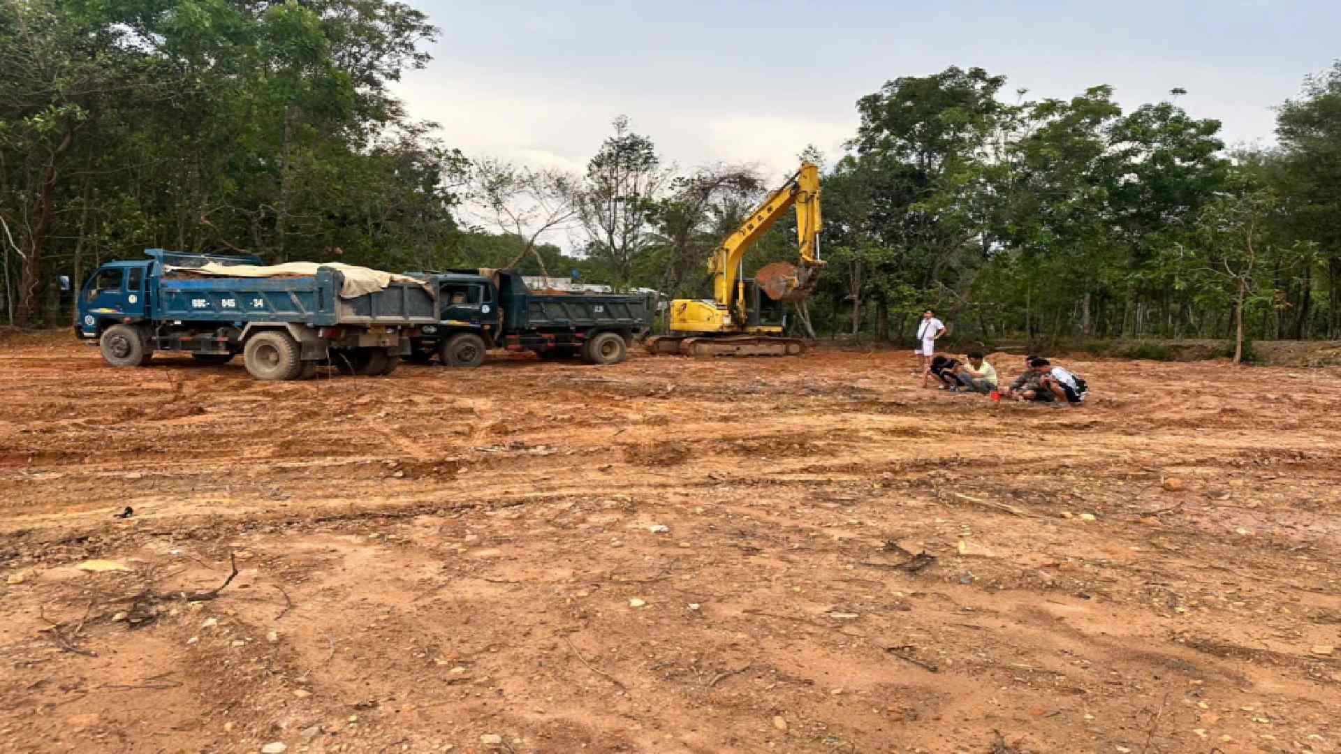Bắt quả tang 3 đối tượng khai thác khoáng sản trái phép- Ảnh 1. Bắt quả tang 3 đối tượng khai thác khoáng sản trái phép- Ảnh 1.