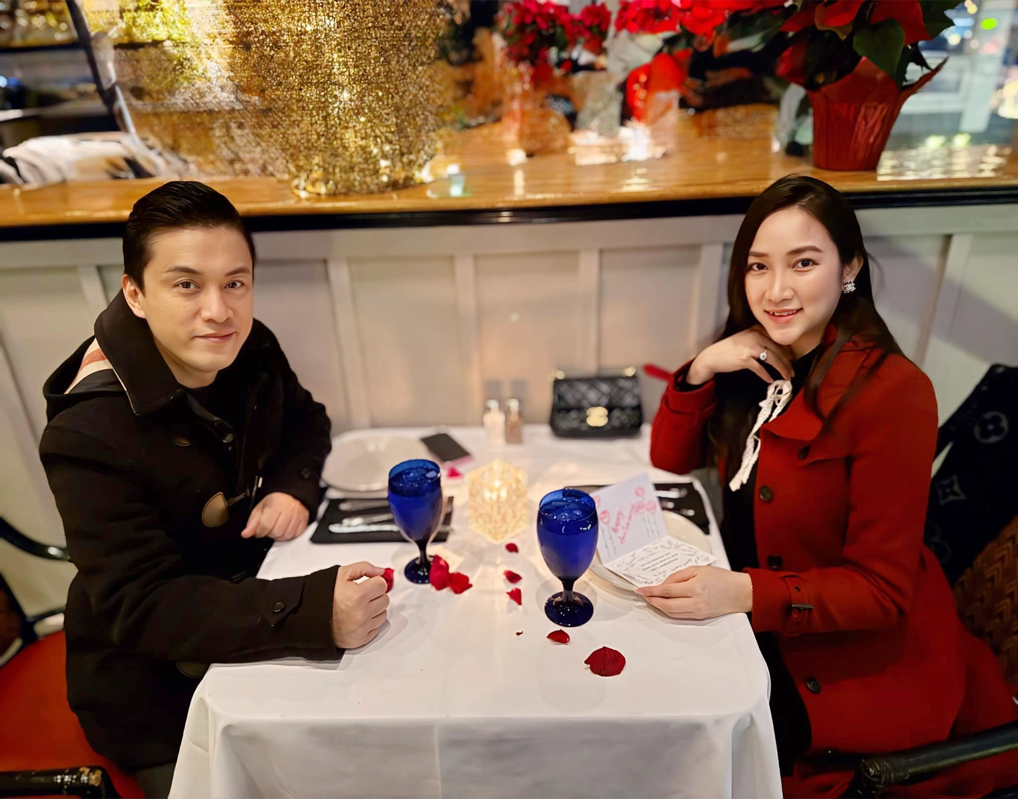 Chuyện tình đặc biệt của nam ca sĩ nổi tiếng cưới fan kém 17 tuổi, hạnh phúc làm bố lần 3 ở tuổi 51- Ảnh 6. Chuyện tình đặc biệt của nam ca sĩ nổi tiếng cưới fan kém 17 tuổi, hạnh phúc làm bố lần 3 ở tuổi 51- Ảnh 6.