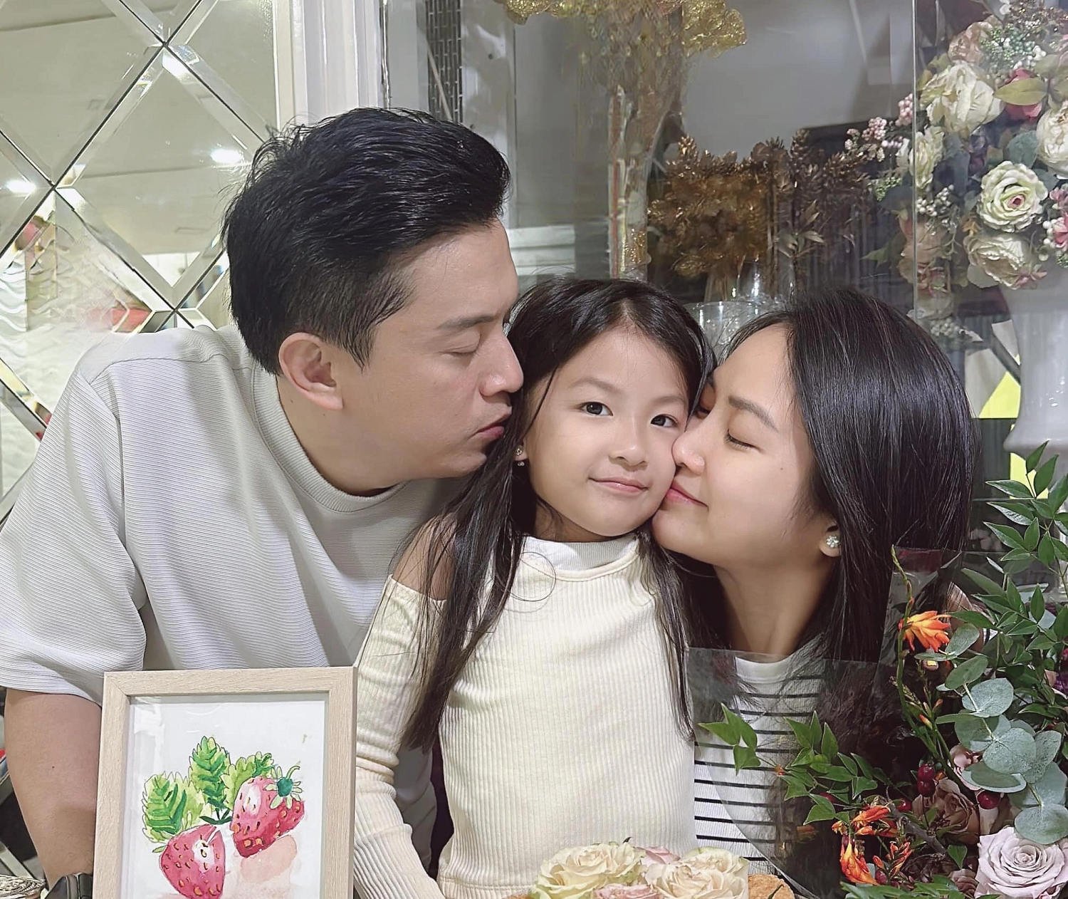 Chuyện tình đặc biệt của nam ca sĩ nổi tiếng cưới fan kém 17 tuổi, hạnh phúc làm bố lần 3 ở tuổi 51- Ảnh 3. Chuyện tình đặc biệt của nam ca sĩ nổi tiếng cưới fan kém 17 tuổi, hạnh phúc làm bố lần 3 ở tuổi 51- Ảnh 3.