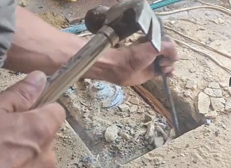 Phát hiện két sắt bí ẩn dưới sàn nhà khiến vợ chồng trẻ kinh ngạc - Ảnh 1. Phát hiện két sắt bí ẩn dưới sàn nhà khiến vợ chồng trẻ kinh ngạc - Ảnh 1.