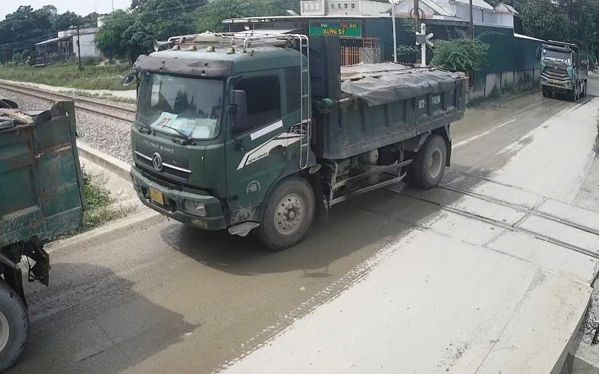 Xe tải nối đuôi vượt ẩu, tông gãy cần chắn đường sắt ở Quảng Ngãi- Ảnh 1.