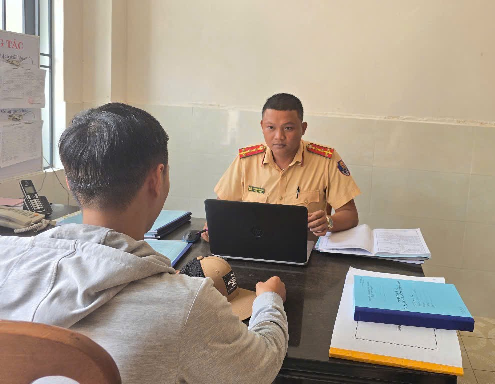 Xe tải nối đuôi dừng trên đường sắt, nguy cơ tai nạn rình rập ở Đà Nẵng- Ảnh 1. Xe tải nối đuôi dừng trên đường sắt, nguy cơ tai nạn rình rập ở Đà Nẵng- Ảnh 1.