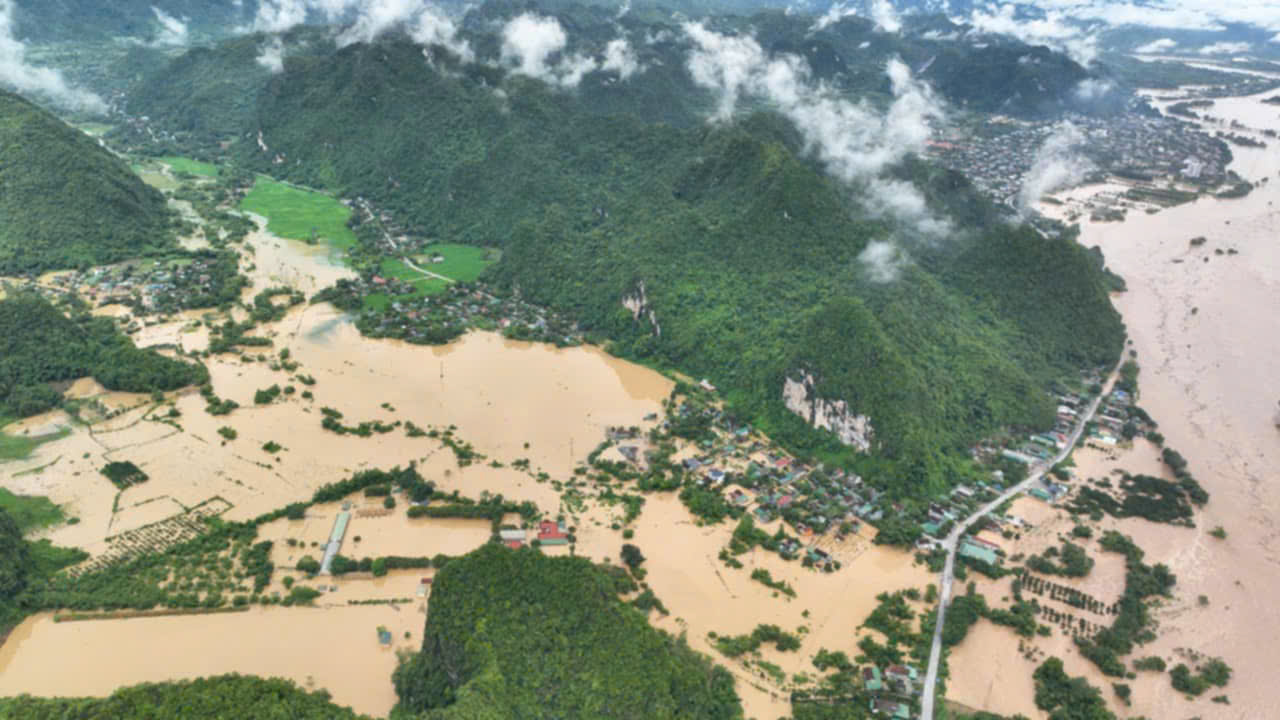Nghệ An: Lũ về quá nhanh hàng nghìn ngôi nhà ngập sau trong biển nước - Ảnh 1.