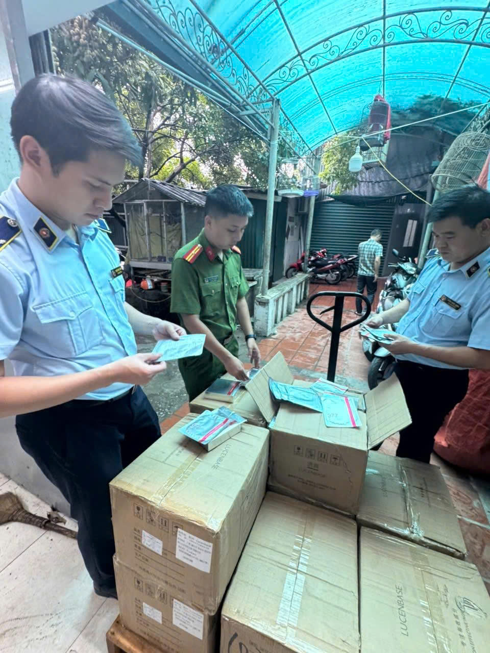 Hà Nội: Phát hiện, thu giữ 15.000 mặt nạ dưỡng da nhập lậu, không rõ nguồn gốc- Ảnh 1. Hà Nội: Phát hiện, thu giữ 15.000 mặt nạ dưỡng da nhập lậu, không rõ nguồn gốc- Ảnh 1.