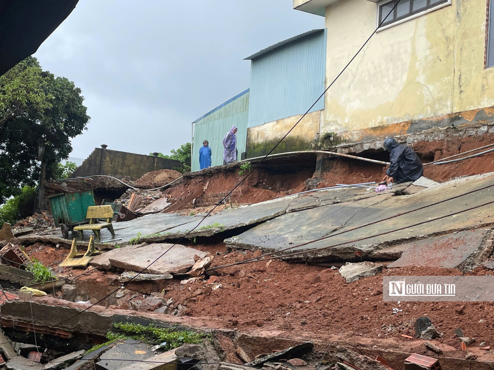 Gia Lai:Sập tường rào Bến xe khách Đức Long gây thiệt hại tài sản của dân xung quanh- Ảnh 1.