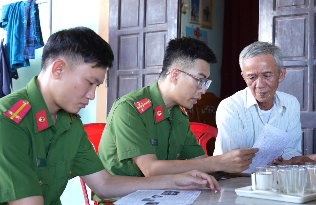 Công an xã "ba xin, hai phải" cùng nhân dân bảo đảm an ninh trật tự cơ sở - Ảnh 1.