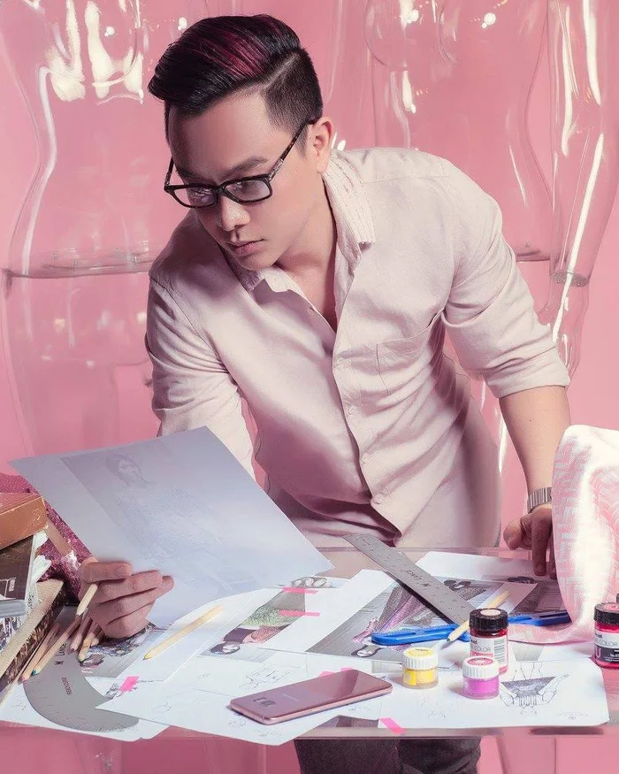 "Anh cả của làng mốt Việt" trước khi vướng vòng lao lý: 1 bộ váy kiếm 500 triệu, hé lộ bên trong cơ ngơi khủng - Ảnh 1.
