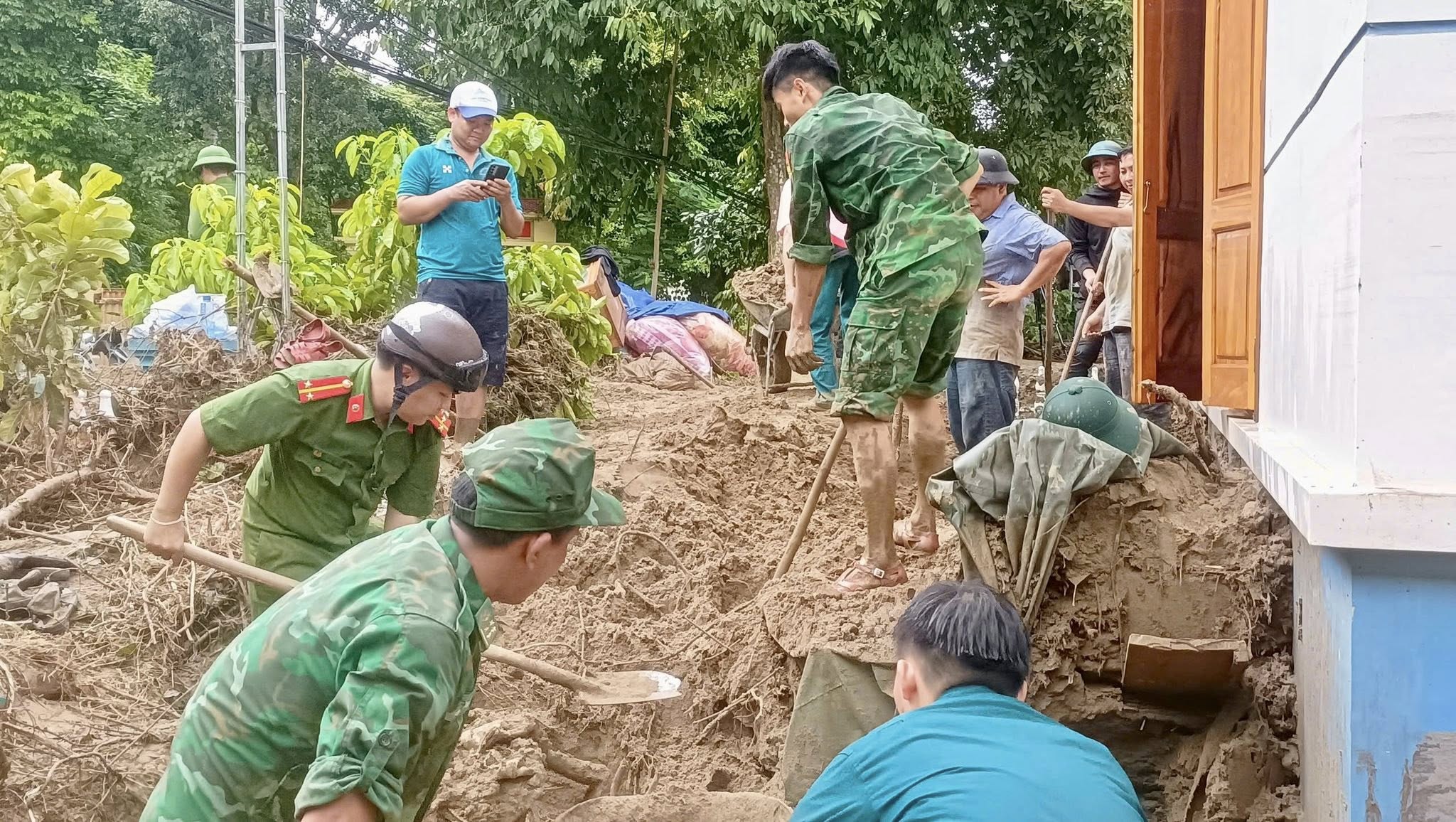 Người dân miền núi xứ Nghệ vật lộn với bùn cao hơn 1m sau lũ- Ảnh 8. Người dân miền núi xứ Nghệ vật lộn với bùn cao hơn 1m sau lũ- Ảnh 8.