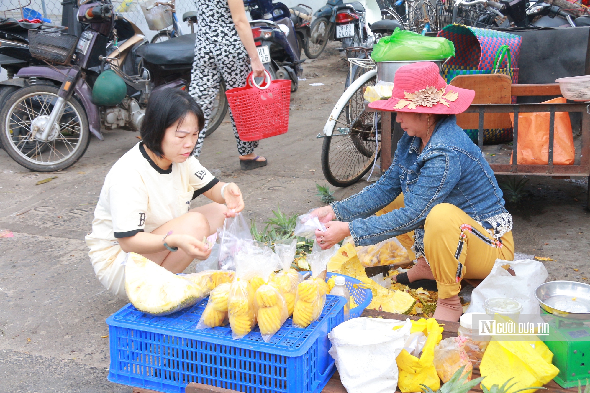 Ăn “sập chợ” chỉ với 50.000 đồng ở chợ “rẻ nhất Việt Nam” - Ảnh 1.
