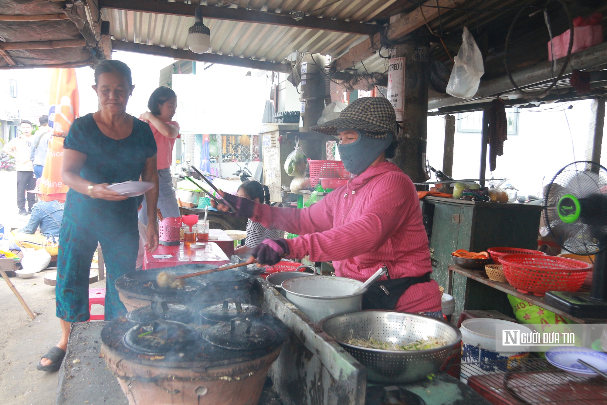 Ăn “sập chợ” chỉ với 50.000 đồng ở chợ “rẻ nhất Việt Nam” - Ảnh 3.