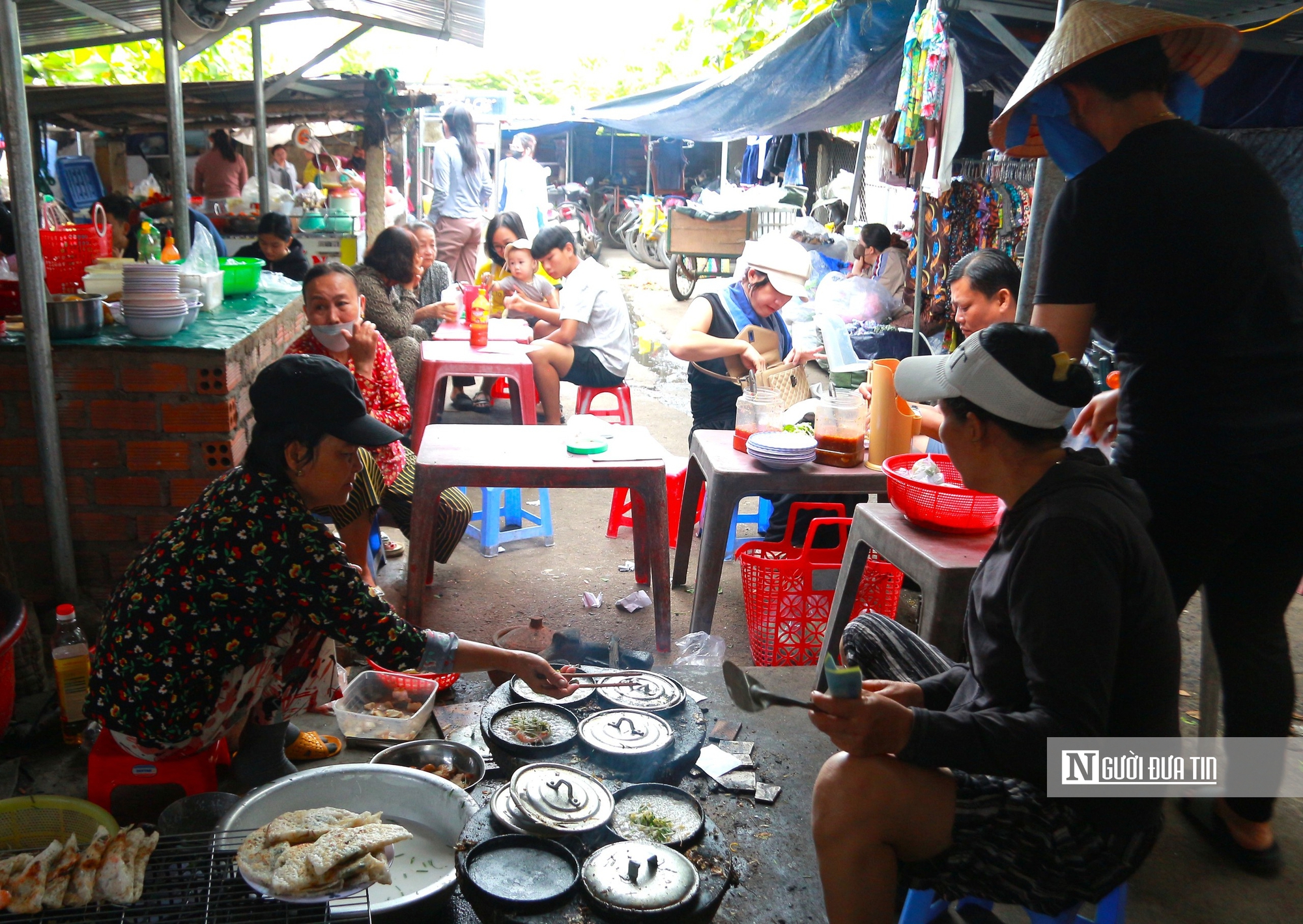 Ăn “sập chợ” chỉ với 50.000 đồng ở chợ “rẻ nhất Việt Nam” - Ảnh 11.