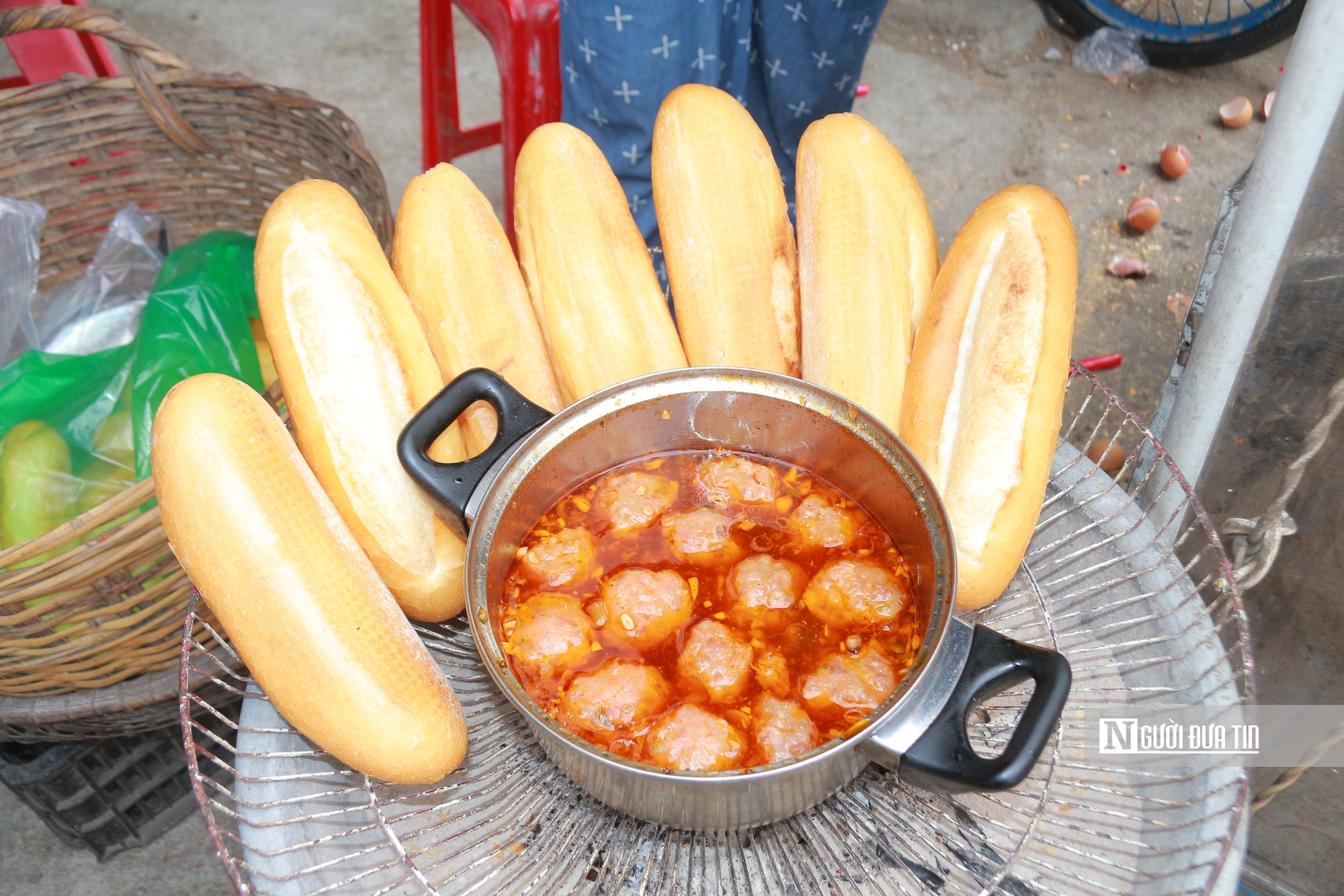 Ăn “sập chợ” chỉ với 50.000 đồng ở chợ “rẻ nhất Việt Nam” - Ảnh 12.