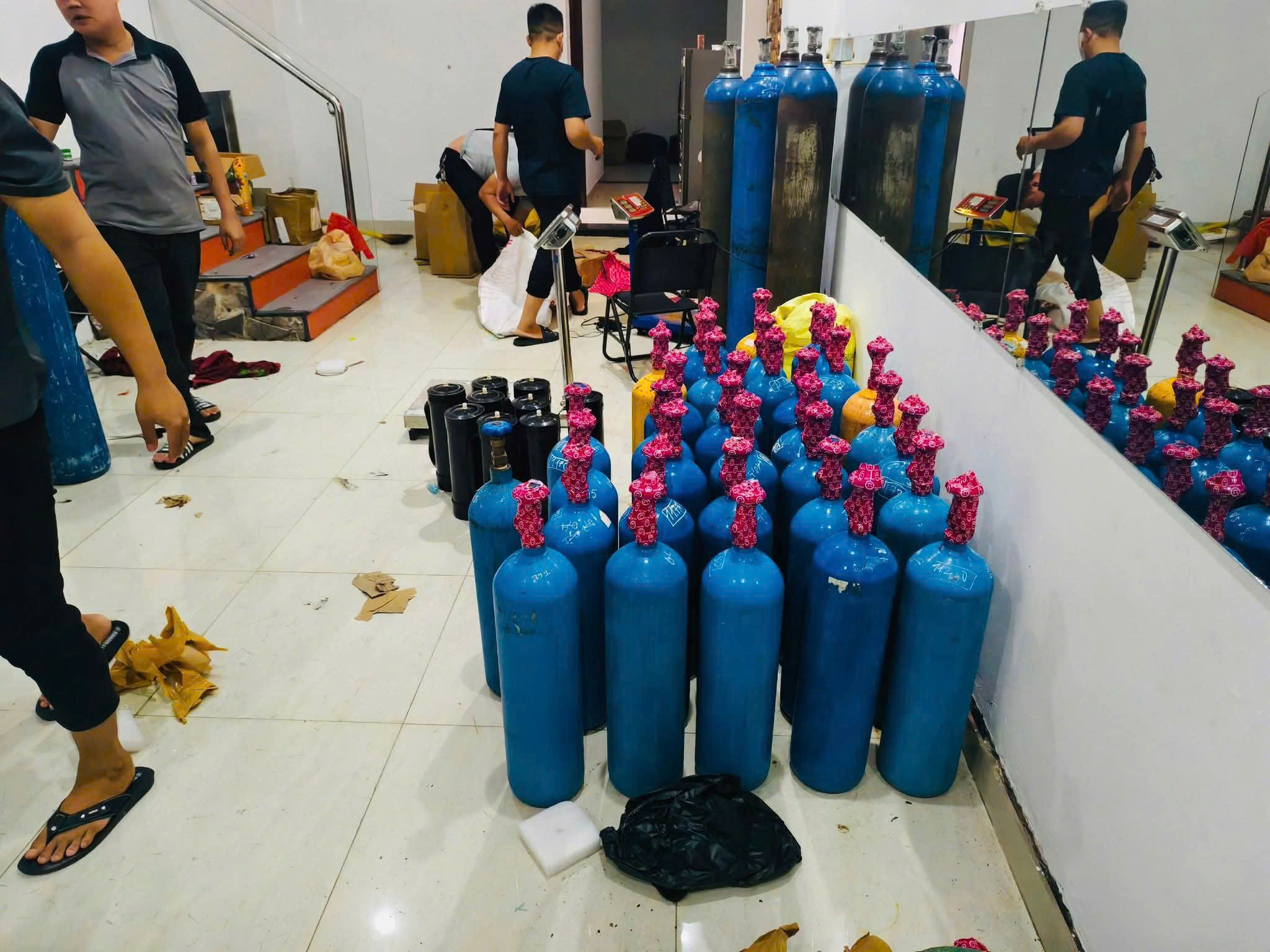 163 bình khí cười bị thu giữ ở Đà Nẵng, hé lộ hiểm họa với giới trẻ sau "cảm giác lâng lâng"- Ảnh 1. 163 bình khí cười bị thu giữ ở Đà Nẵng, hé lộ hiểm họa với giới trẻ sau "cảm giác lâng lâng"- Ảnh 1.