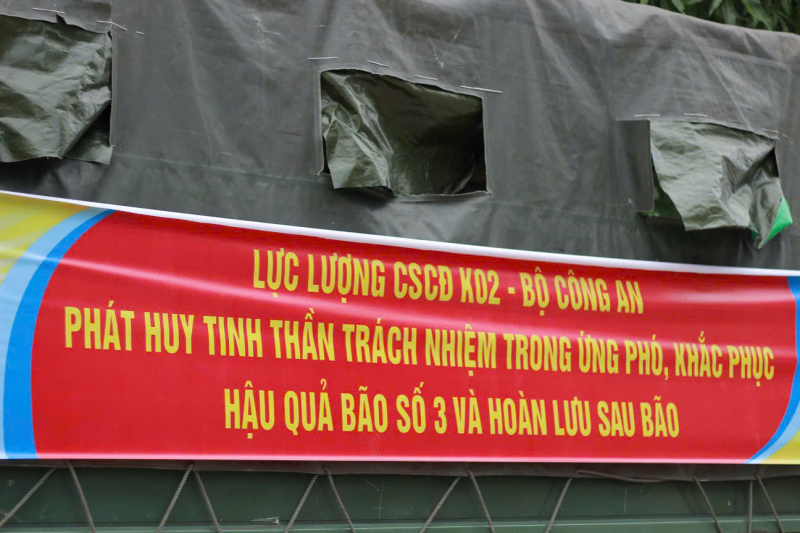 Cảnh sát cơ động giúp dân dọn bùn đất sau mưa lũ- Ảnh 2.
