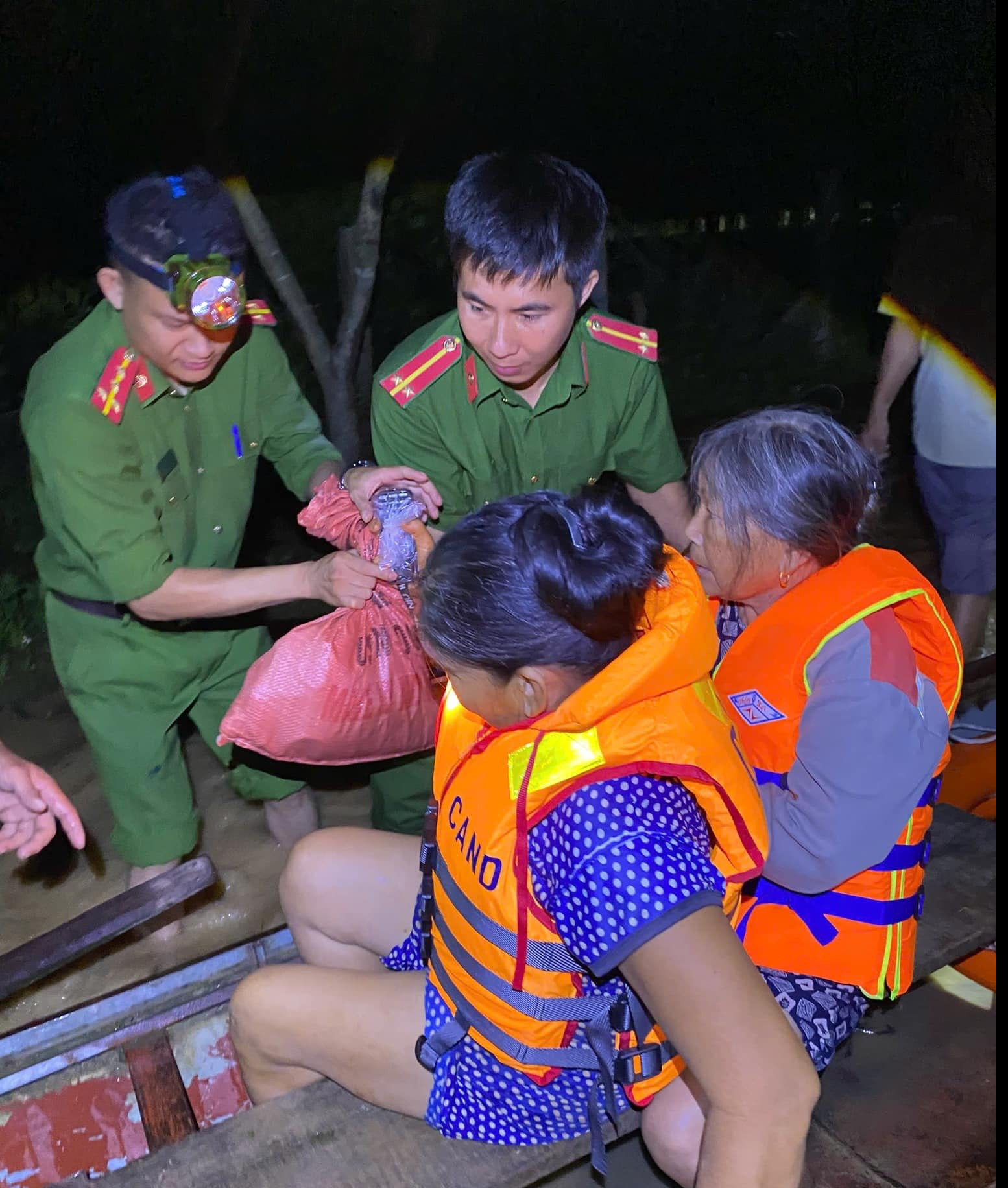 Nghệ An lũ tràn về vùng hạ du người dân trắng đêm chạy lũ - Ảnh 4.