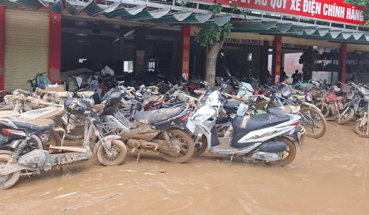 Người dân miền núi xứ Nghệ vật lộn với bùn cao hơn 1m sau lũ- Ảnh 3. Người dân miền núi xứ Nghệ vật lộn với bùn cao hơn 1m sau lũ- Ảnh 3.