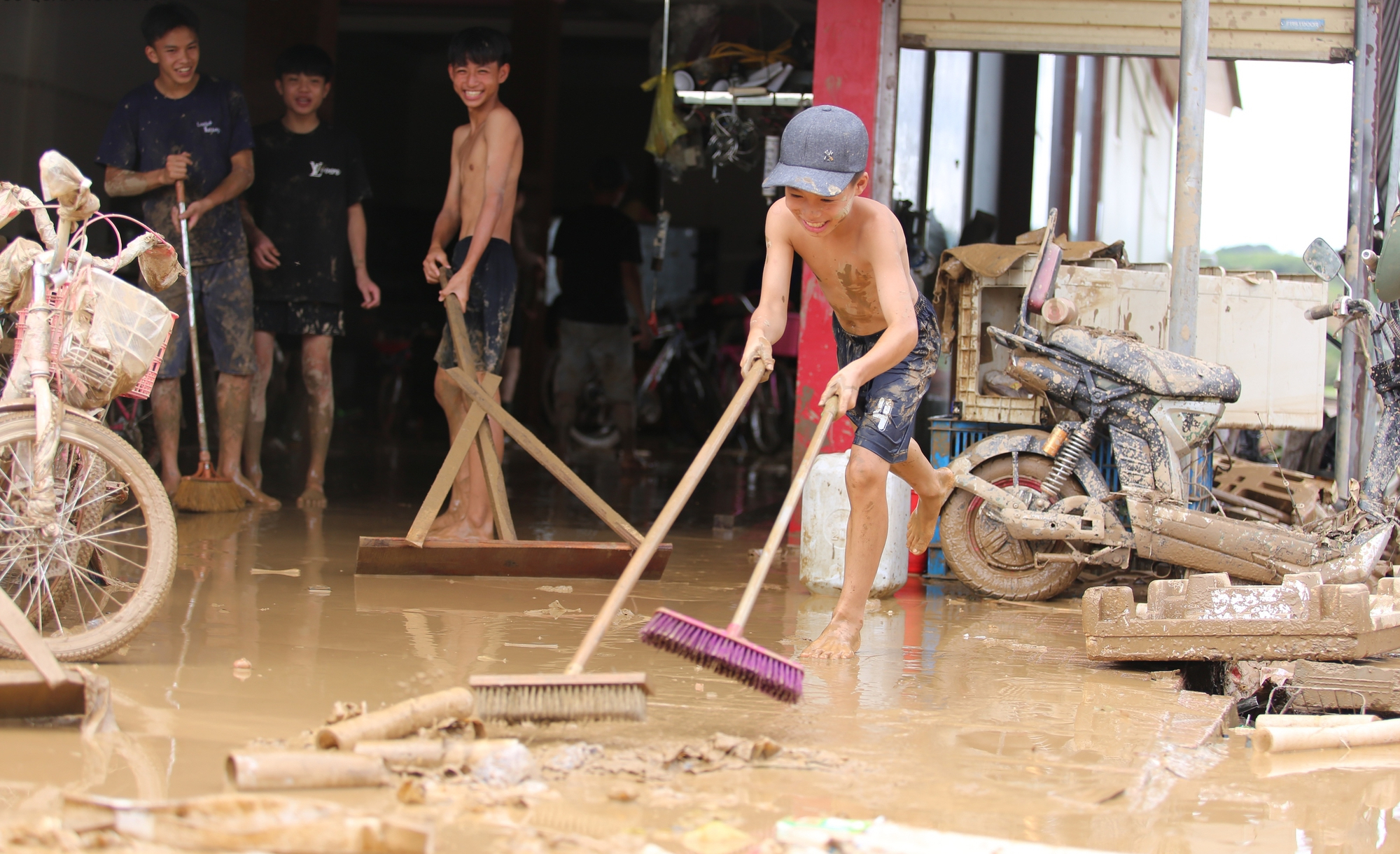 Người dân miền núi xứ Nghệ vật lộn với bùn cao hơn 1m sau lũ- Ảnh 5. Người dân miền núi xứ Nghệ vật lộn với bùn cao hơn 1m sau lũ- Ảnh 5.