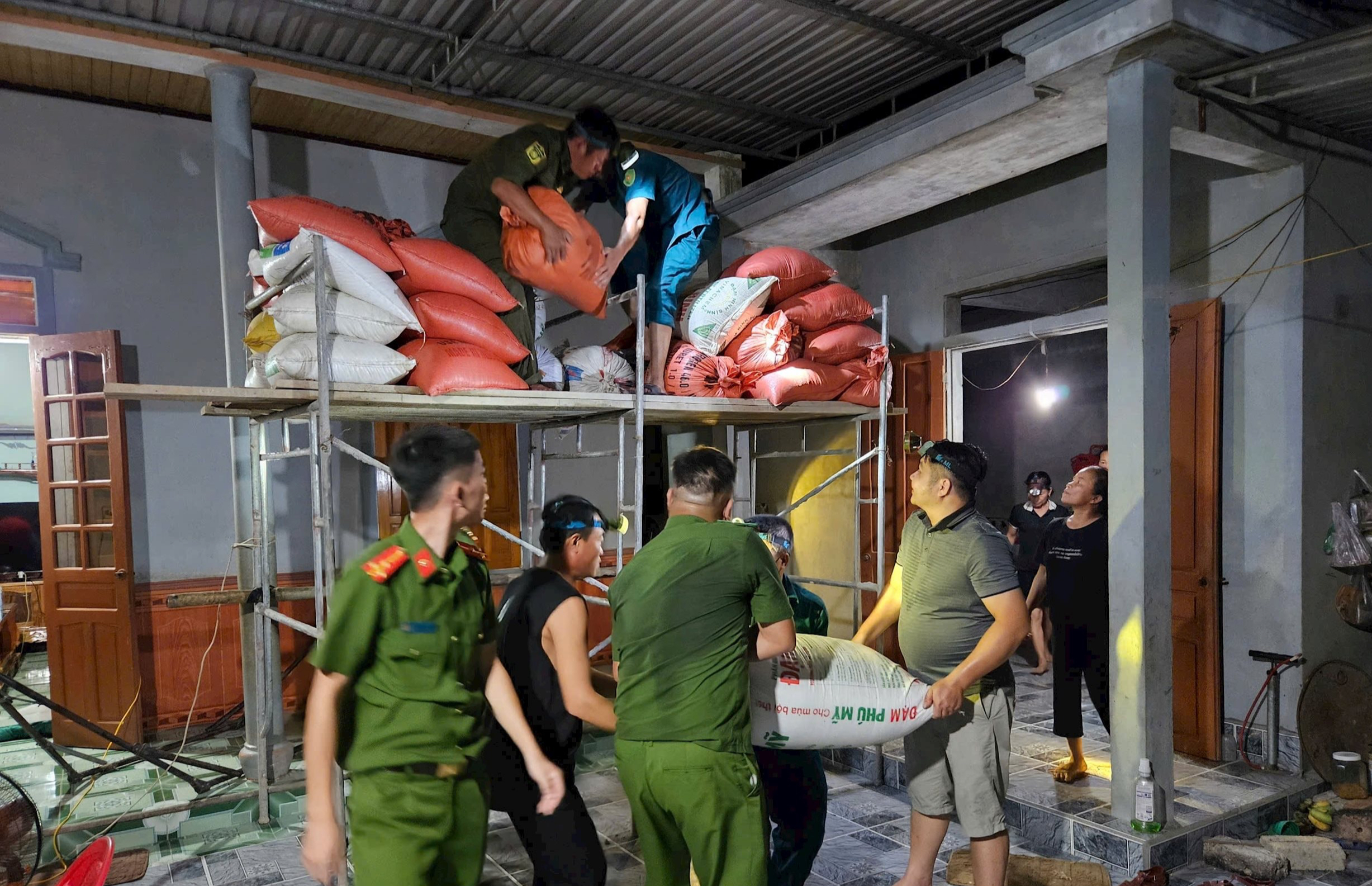 Nghệ An lũ tràn về vùng hạ du người dân trắng đêm chạy lũ - Ảnh 6.