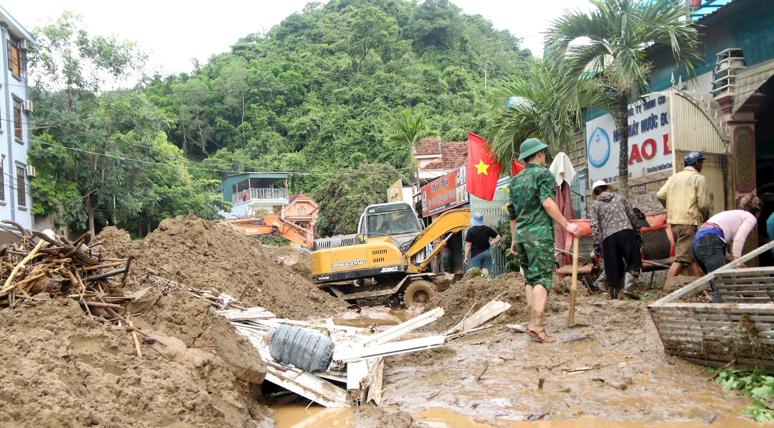 Người dân miền núi xứ Nghệ vật lộn với bùn cao hơn 1m sau lũ- Ảnh 10. Người dân miền núi xứ Nghệ vật lộn với bùn cao hơn 1m sau lũ- Ảnh 10.