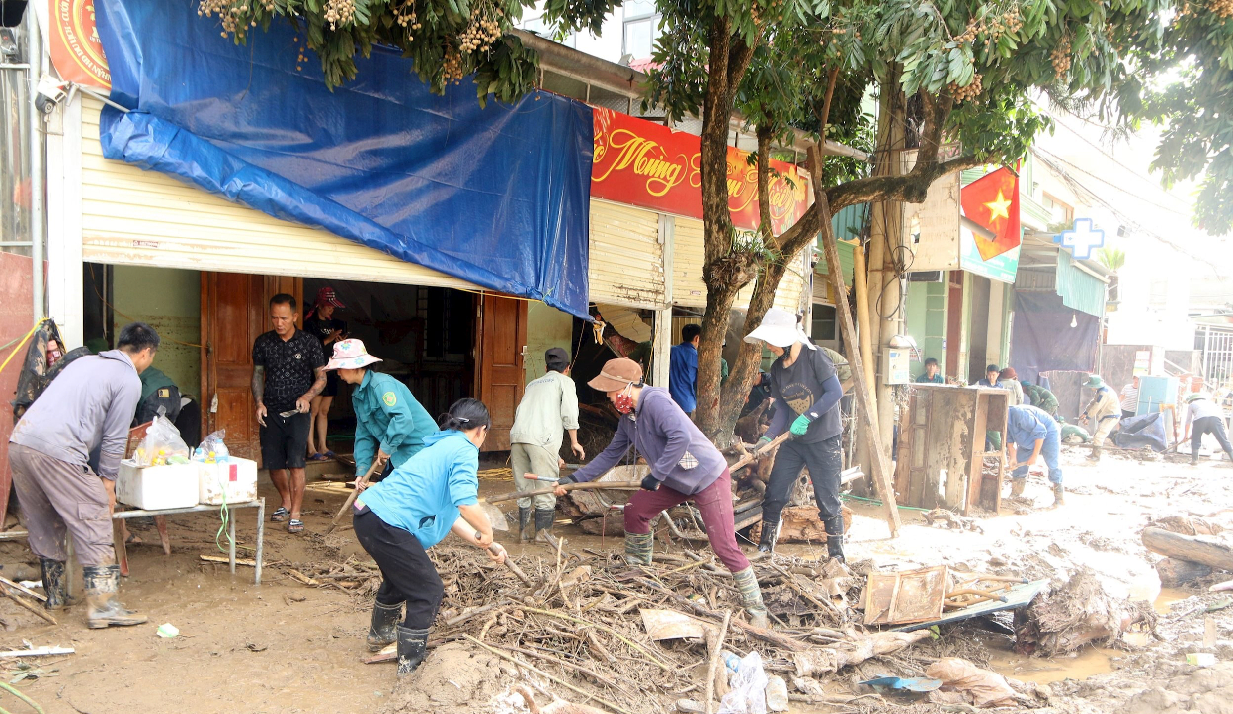 Người dân miền núi xứ Nghệ vật lộn với bùn cao hơn 1m sau lũ- Ảnh 11. Người dân miền núi xứ Nghệ vật lộn với bùn cao hơn 1m sau lũ- Ảnh 11.