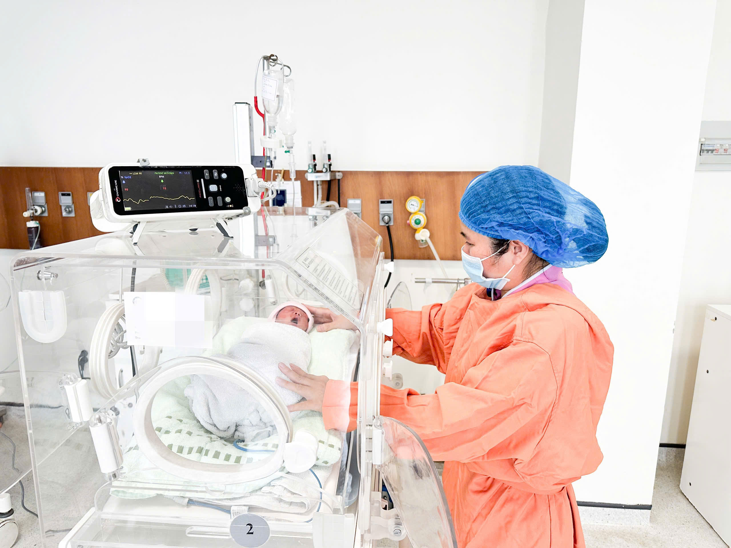 Khen thưởng y bác sĩ vượt trăm cây số, cứu chữa bệnh nhi Lào suy hô hấp- Ảnh 2. Khen thưởng y bác sĩ vượt trăm cây số, cứu chữa bệnh nhi Lào suy hô hấp- Ảnh 2.
