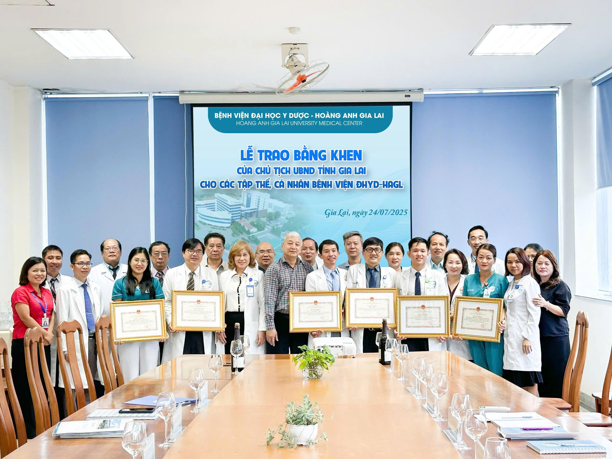 Khen thưởng y bác sĩ vượt trăm cây số, cứu chữa bệnh nhi Lào suy hô hấp- Ảnh 1. Khen thưởng y bác sĩ vượt trăm cây số, cứu chữa bệnh nhi Lào suy hô hấp- Ảnh 1.