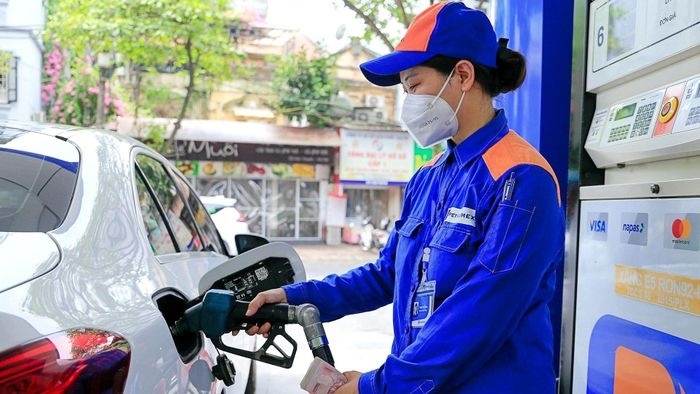 Giá xăng tiếp tục giảm - Ảnh 1.