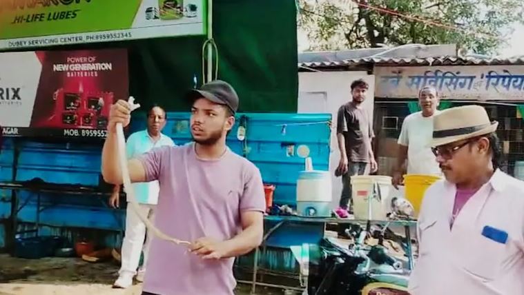 Mang xe máy đi bảo dưỡng, nam sinh viên phát hiện "bí mật" đáng sợ - Ảnh 1.