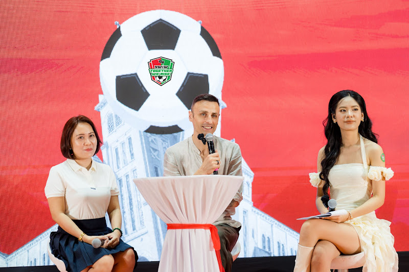 Dimitar Berbatov tái ngộ fan Việt tại sự kiện “Together We Rise” - Ảnh 1.