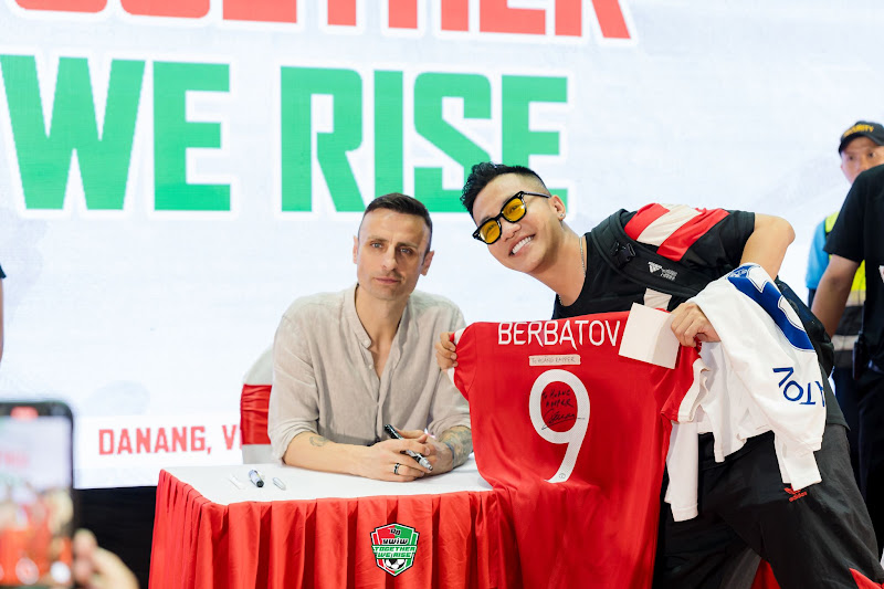 Dimitar Berbatov tái ngộ fan Việt tại sự kiện “Together We Rise” - Ảnh 5.