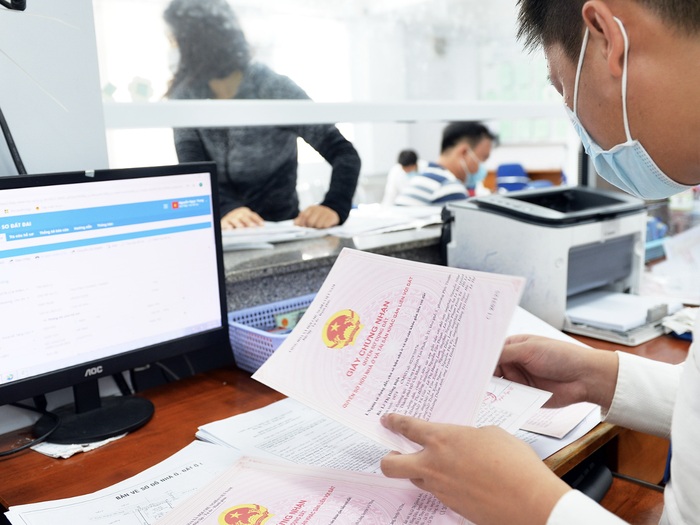 Trước khi xin cấp Sổ đỏ, người dân cần biết 4 quy định mới này - Ảnh 1.