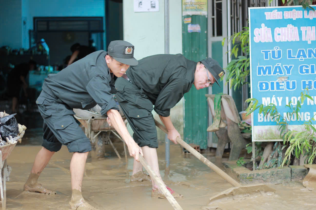 Cảnh sát cơ động giúp dân dọn bùn đất sau mưa lũ- Ảnh 8.