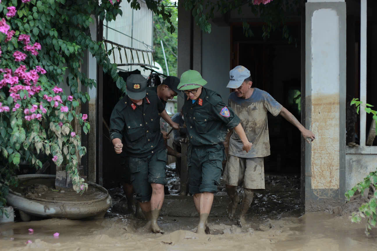 Cảnh sát cơ động giúp dân dọn bùn đất sau mưa lũ- Ảnh 17.