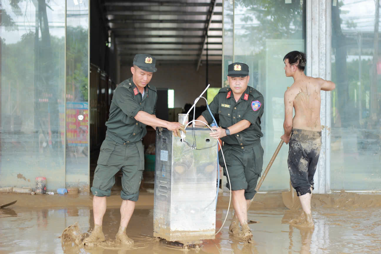 Cảnh sát cơ động giúp dân dọn bùn đất sau mưa lũ- Ảnh 15.