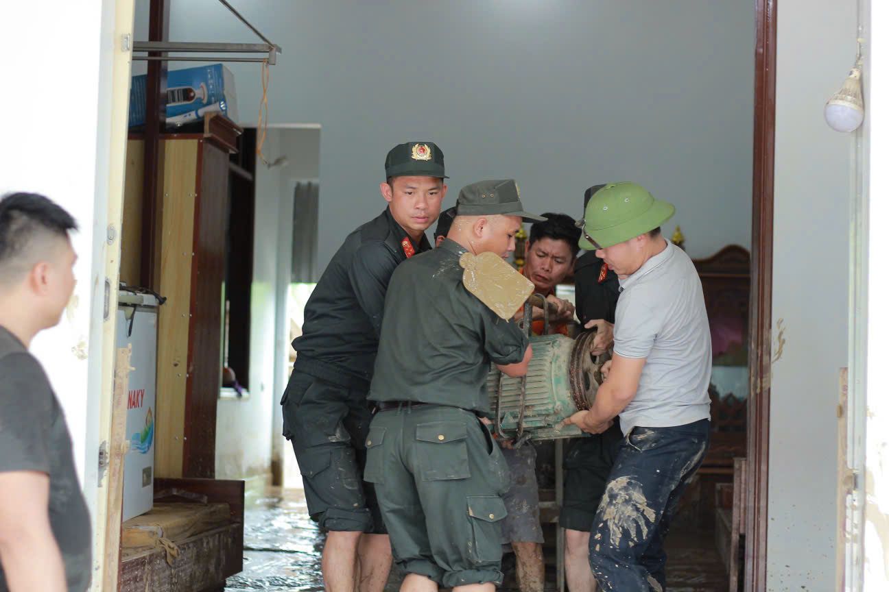 Cảnh sát cơ động giúp dân dọn bùn đất sau mưa lũ- Ảnh 14.