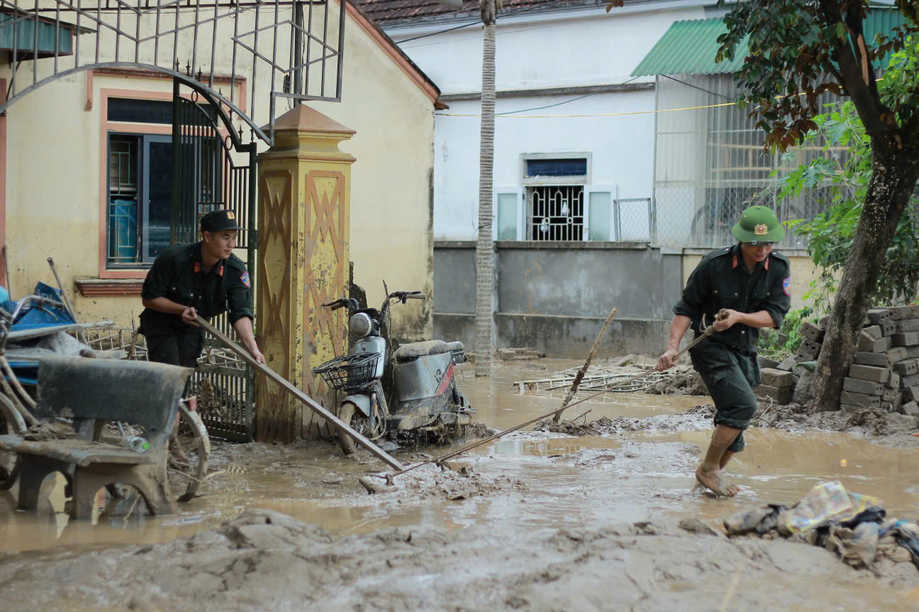Cảnh sát cơ động giúp dân dọn bùn đất sau mưa lũ- Ảnh 7.