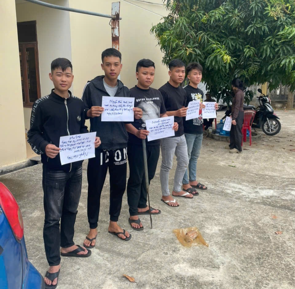 Quảng Ngãi: Ra oai bạn gái, nhóm đối tượng dùng mã tấu, súng tấn công thanh niên đi đường- Ảnh 1.